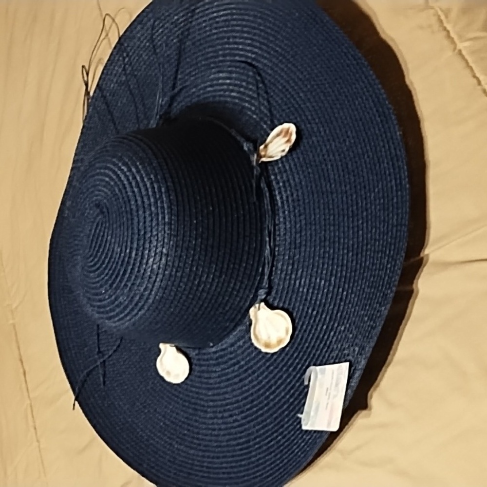 WOMEN'S HAT NEW. COLOR NAVY BLUE.